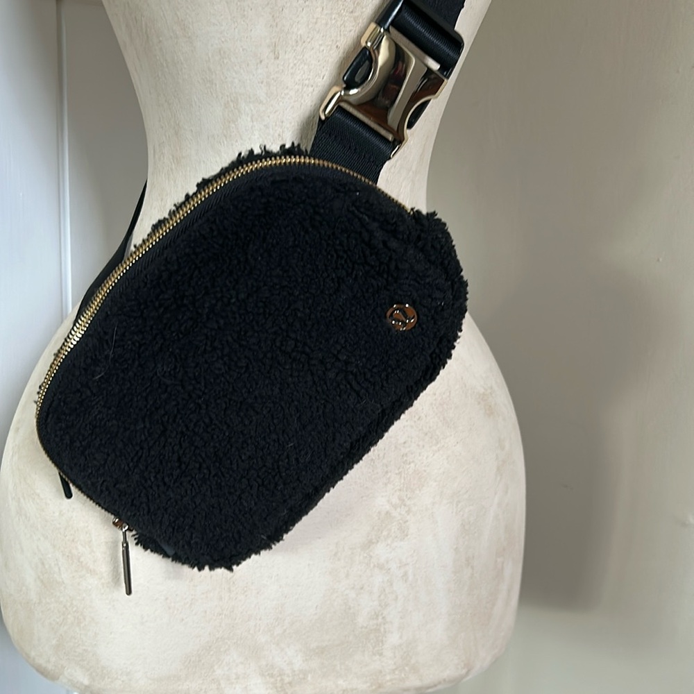 Lululemon Crossbody belt bag in fleece black with gold hardware hardly used